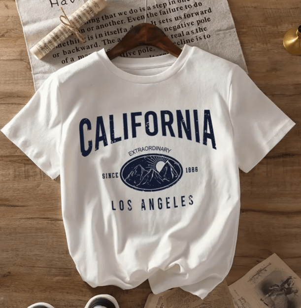 Básicos Que Necesitas en tu closet Playera / Polera blanca casual dice "California"